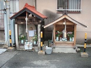 小祠が二つ