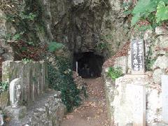 一夜建立の岩屋