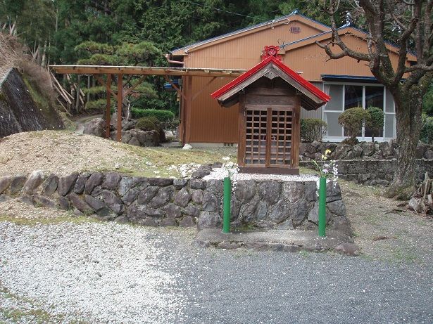 右手に小祠