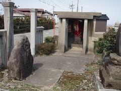 その前に庚申塔がある