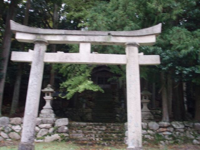 左手に神社