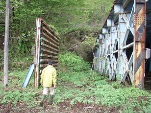 トンネルの左横