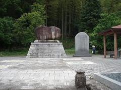 田村虎蔵記念碑