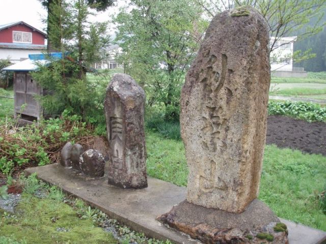 右手に秋葉山碑２