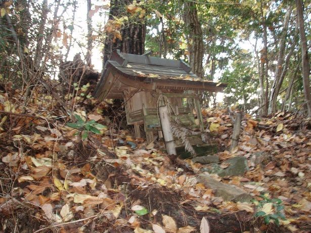 春日神社祠