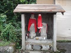 木造の小祠